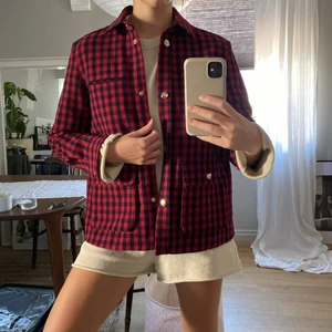 Rutig jacka  - Rutig jacka med guldknappar från & Other Stories i storlek 34. Knappt använd.