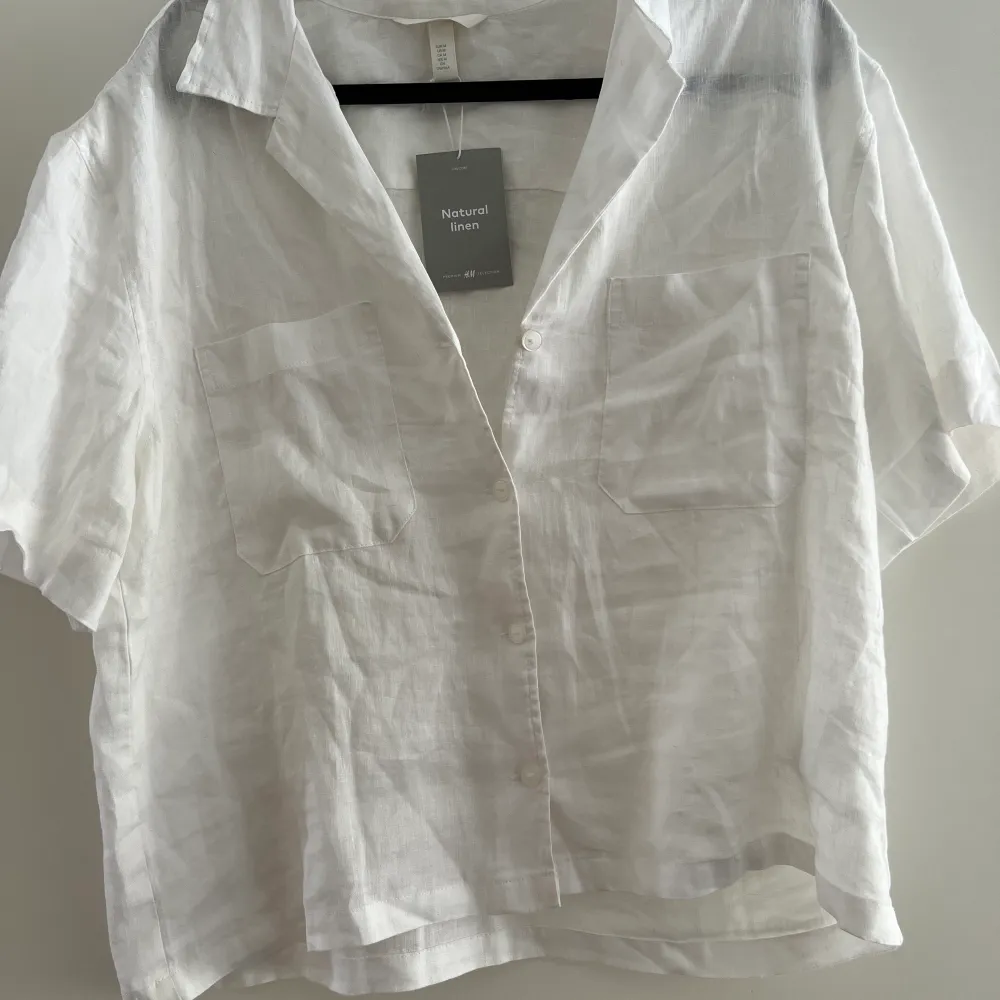 Linneskjorta ifrån Hm, köptes förra sommaren men är aldrig använd(lappen är fortfarande kvar). 💕💕💕. Skjortor.