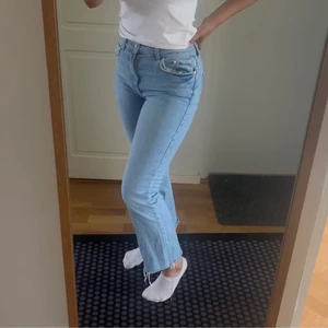 Blåa jeans - Snygga midwaisted jeans från Gina🤍🤍 Skriv för fler bilder 
