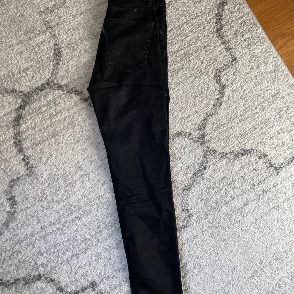 Klicka inte köp nu🤗 Ett par svarta jeans från Levis i modellen Mile High Skinny Jeans. Strl 24 runt midjan men längd står inte. De är använda men inget slitage. Har inga bilder med dom på. Nypris kring 1000kr men säljer för 150kr . Jeans & Byxor.