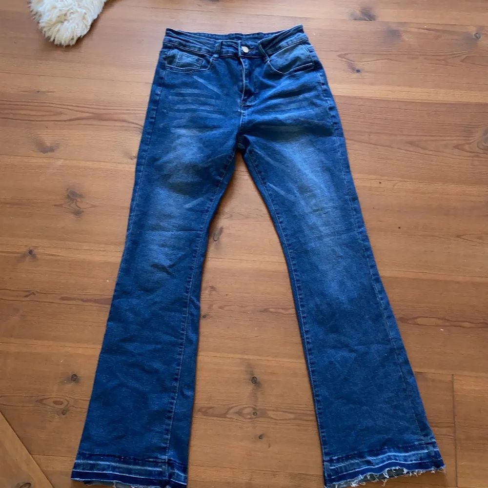 Snygga jeans, utsvängda 💖. Jeans & Byxor.