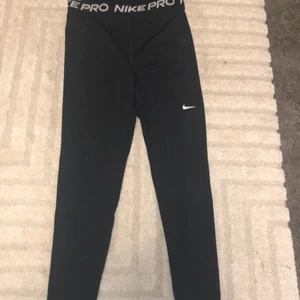 nike leggings -  köptes för 550kr säljes för 150kr. nyskick och använda fåtal gånger, dom är i storlek M men funkar även bra med Strl  S