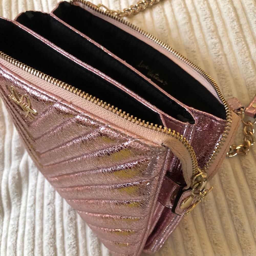 Helt ny oanvänd Victoria’s secret väska i metallic rosa färg. Går att ta av banden ifall man vill använda den som purse eller necessär. . Väskor.