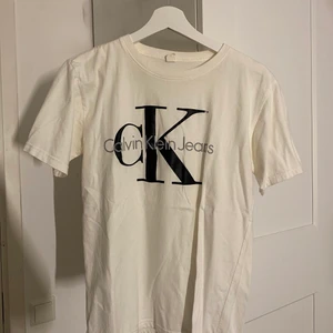 T-shirt Calvin Klein - Säljer denna Calvin Klein t-shirten (obs den är fejk)
