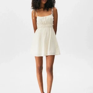 Pull & bear klänning - Pull and bear klänning som är i helt nyskick och inte andvänd med lappen kvar. I storleken xs.i färgen beige. Som jag känner att jag inte får någon andvändnign till. Kontakta för mer specifik info !