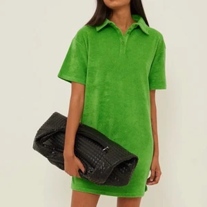 Snygg grön klänning - Oanvänd grön klänning från nakd i frotté. Aldrig använd då det inte riktigt är min stil. Nypris 400kr. Storlek M. Frakt tillkommer 