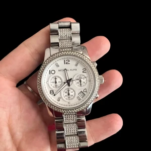 Michael Kors armbandsur dam - Jättefin armbandsur från märke Michael Kors. Använd några ggr men i begagnat skick.