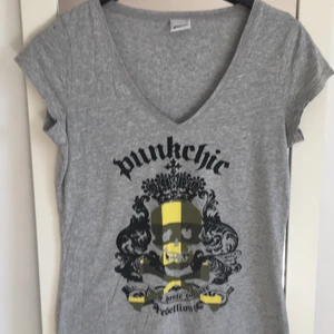 T-shirt  - T-shirt grå färg med tryck framme .den är så mjuk .storlek medium 