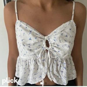 Topp från bikbok - En skit fin blus/topp från bikbok som är väldigt populär, första bilden är lånad och om du behöver mer bilder är det bara att skicka. Säljer pga att jag är obekväm i den. Strl xs men passar xs-m