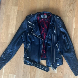 Jofama by Kenza 9 NYSKICK storlek 32 - Jofama By Kenza 9 skinnjacka i storlek 32. Obetydligt använd, så i absolut nyskick. Rött foder med spets. Nypris 3999:-
