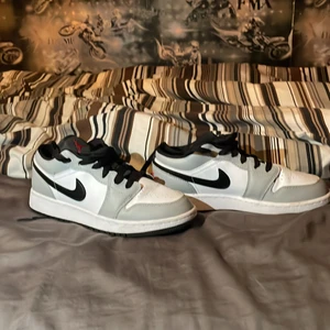 Air Jordan’s 1 low light smoke grey  (38) - (Priset kan diskuteras)  Väldigt nya!! Har använt de i typ en månad.  (Köpte för 3000)