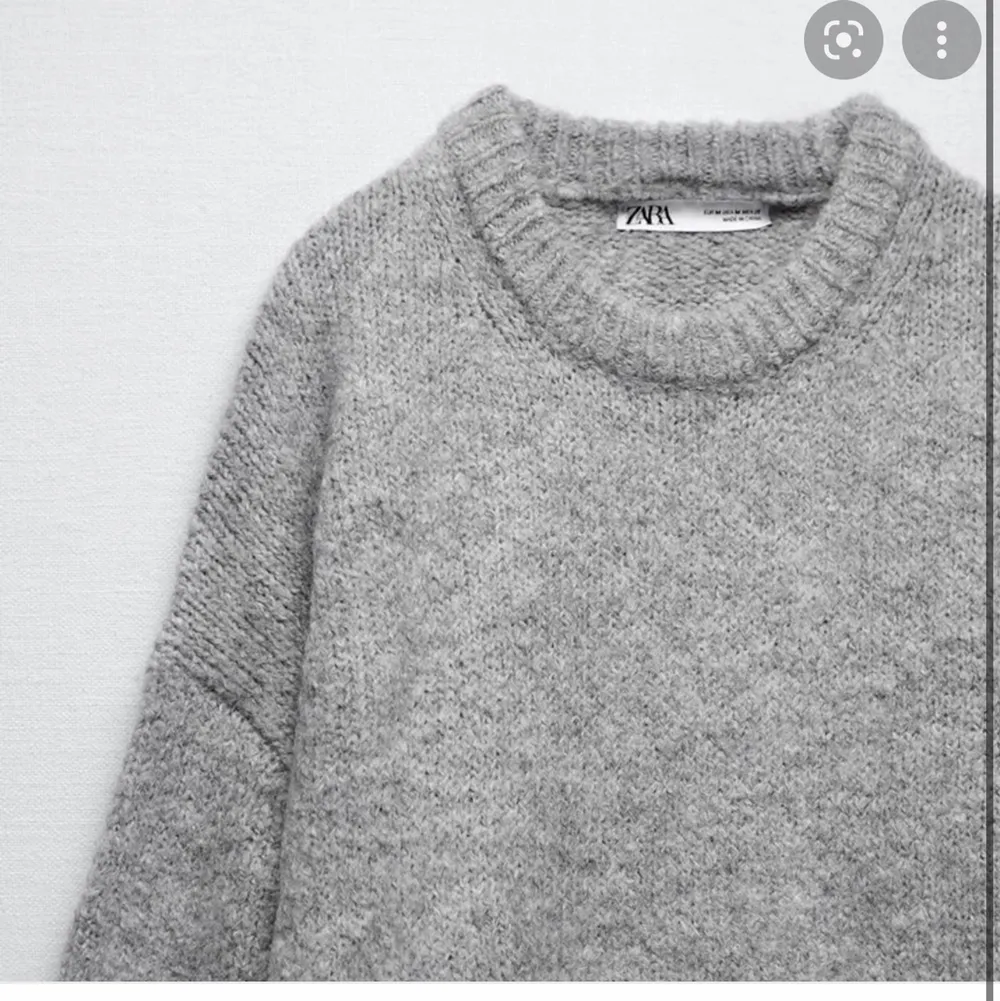 Säljer denna slutsålda populära stickade tröjan från Zara. Använd endast 2-3 gånger så i superfint skick! Tryck inte på köp direkt . Köp direkt för 400 + frakt. Stickat.
