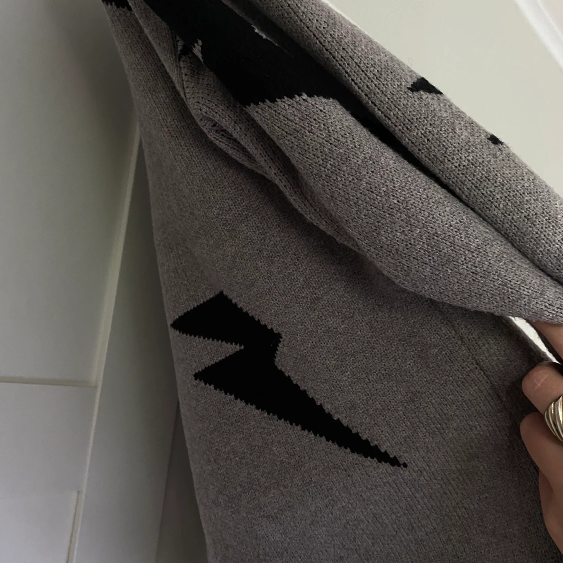 Stickad tröja med blixtrar! - 91