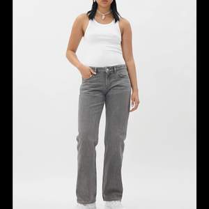 Säljer dessa trendig jeans från weekday i färgen comet grey. Säljer då de inte kommer till användning. Fint skick. Köparen står för frakt