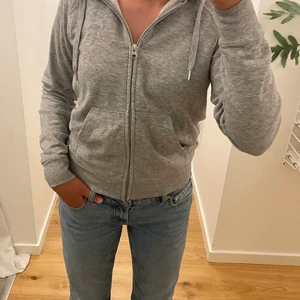 Zip hoodie - Säljer denna gråa ziphoddien från Cubus i storlek xs. Använd fåtal gånger.