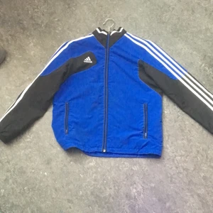 Blå Adidas vindjacka - 152 cm  äljer för den är för liten för mig 