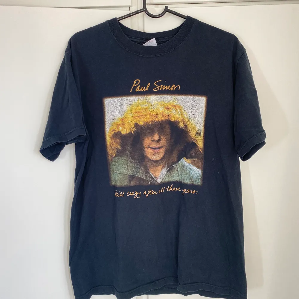 Paul Simon-t-shirt köpt från Beyond Retro. Tryck från Still Crazy After All These Years-plattan. Supermjuk och toppen att ha som oversized om man har storlek XS eller S! Bra skick.. T-shirts.