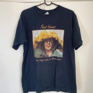 Paul Simon-t-shirt köpt från Beyond Retro. Tryck från Still Crazy After All These Years-plattan. Supermjuk och toppen att ha som oversized om man har storlek XS eller S! Bra skick.