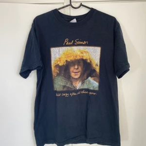 Paul Simon-t-shirt - Paul Simon-t-shirt köpt från Beyond Retro. Tryck från Still Crazy After All These Years-plattan. Supermjuk och toppen att ha som oversized om man har storlek XS eller S! Bra skick.