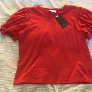 Puff ärm t-shirt  - Aldrig använt lappen är kvar  Bra material 