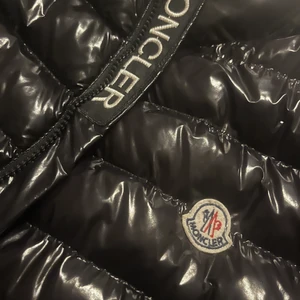 Moncler väst  - Moncler väst som är bra i skick och knappt andvänd, storlek xl men passar som storlek L