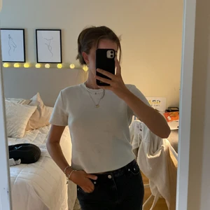 Mjuk stickad T-shirt från zara - En t-shirt får zara i en stickad mjukt material 