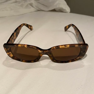 Solglasögon  - TRYCK INTE PÅ KÖP NU. Det blir bara krångligt. Coola glasögon från Bikbok. Endast använda enstaka gånger så i bra skick. Frakt 51kr🫶🏼