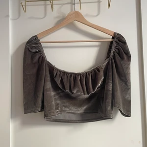 Missguided topp i sammet strlk 38 - Oanvänd topp gråbrun topp i sammet från Missguided i storlek 38. Rekommenderar att du har en mindre byst eftersom den är rätt kort i modellen. 