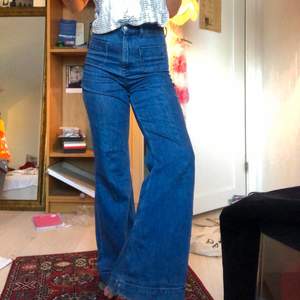 Säljer mina blåa & other stories jeans i storlek 27. Superfina jeans med fickor där fram. 