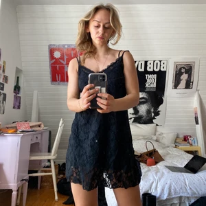 Rosenmönstrad klänning! - Vinatge spetsklänning. Så snygg till fest, enkel och stilren. Har klänning under!