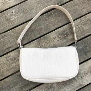 Axel väska  - Köpt på h&m för 149kr i vintras. Jag säljer den för att ja inte har användning av den. Den är använd men ändå i bra skick 