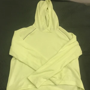 Träningströja  - Neon gul träningströja med reflex detaljer! Super luftigt material! Har använts Max 3 ggr typ, så så gott som ny!❤️  OBS frakt pris ändras om du ej köper via plick