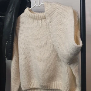 Stickad tröja - Fin oanvänd stickad tröja ifrån HM nypris 399 säljer för 50