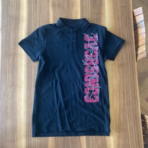 Bladee Eversince polo - Sprillans ny Eversince polo som är Bladee merch. Har ej kvar plasten den kom i men har endast testat tröjan har aldrig använt. Säljer för nypris då den ej går att köpa längre. 2021 release. Storlek Small, sitter rätt stort. Pris kan diskuteras