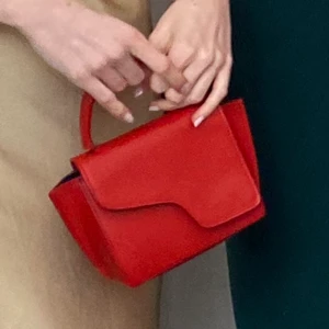 ATP Atelier väska - Mini röd väska från ATP Atelier.  Inget tillhörande remband och små repor på framsidan (bild 3).   Pris kan diskuteras:) Nypris ca 3300 kr