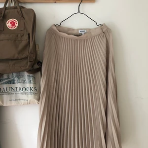 Plisserad khaki-kjol från weekday, strl 38 - Somrig kjol som är som ny då den sällan används! 