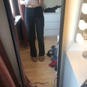 Kostymbyxor - Svarta kostymbyxor som sitter sjukt bra! Stretchiga i storlek s. Jag är 175 och dom är i bra längd för mig.  Helt nya, prislappen kvar. Nypris 400kr Snabb affär för 100kr Skriv privat för mer frågor!💕💕💞💞💓 