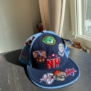 Keps basketball teams - Blå Keps med olika basketball lag. Helt ny, aldrig använts. Storlek L, one size