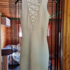 Vit klänning med snörning - Tight passform