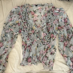Blus blommig - Blus från zara. Endast testad. Köparen står för frakten