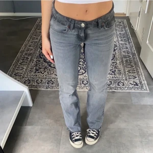 Gråa jeans - Lågmidjade Zara jeans i bra skick. Midjemått = 40 cm rakt över. Innebenslängs = 80 cm