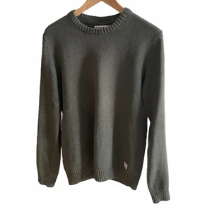 Stickad tröja - Tvärnajs grön stickad tröja som tyvärr är för liten för mig, perfekt till hösten