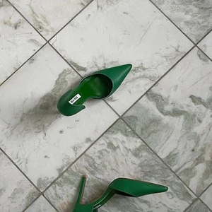 Gröna klackar  - Helt oanvända från NA-KD. Inköpta för 500kr. Säljer pga de är för stora för mig som pendlar mellan strl 36/37