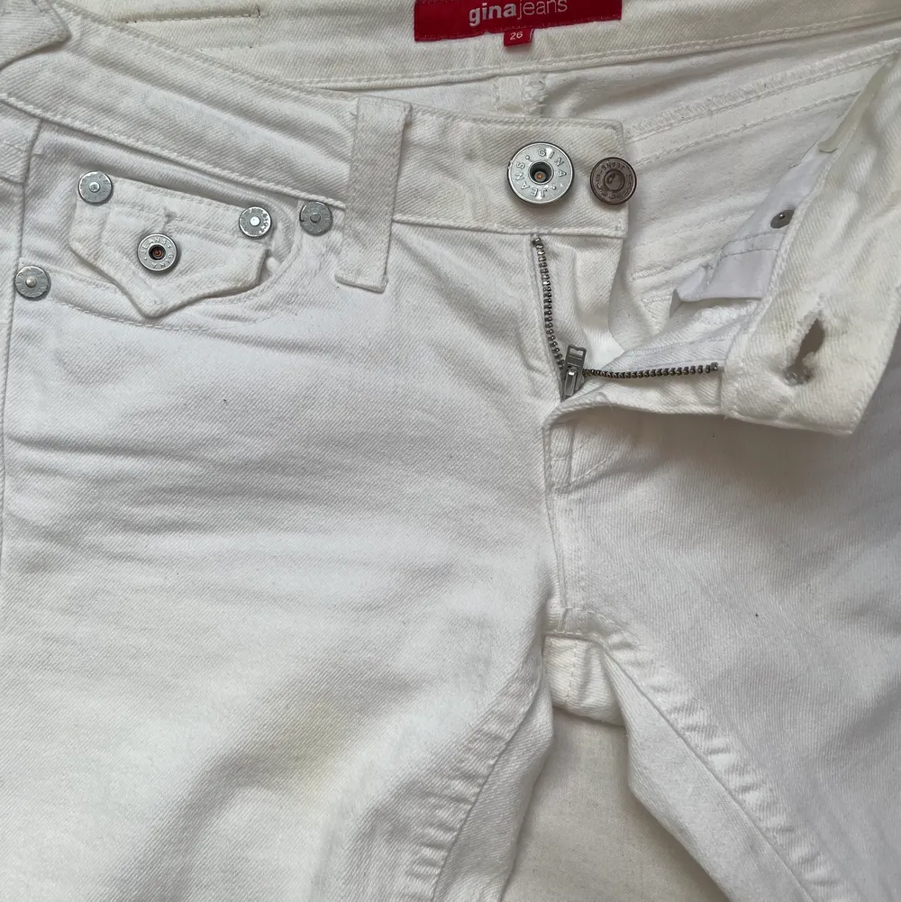 snygga bootcut jeans med detaljer👌 såg (för första gången) nu på bilderna att det syns en del missfärgningar- därav det låga priset:) Innerbenet är ca 86 cm & midjemåttet är ca 75 cm💕. Jeans & Byxor.