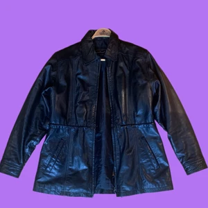 Läderjacka - Snygg läderjacka i bra skick, sitter löst men kan dra åt med ett snöre i midjan. 