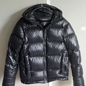 Peak Performance Jacka - Denna mycket fina jackan är i nyskick (9/10). Det finns inga hål eller utskiftningar på jackan men den är använd. Jag köpte den för 4299 och säljer den på grund av att den inte passar. Köparen står för frakten!!