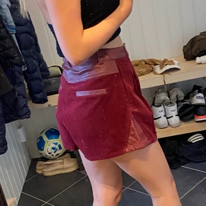 Röda Manchester shorts  - Säljer dessa röda Manchester shorts med läderimitation från Minkpink. Storlek S och endast provade för bilden:)