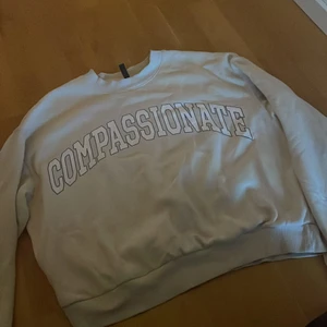 Sweatshirt - En beige sweatshirt som kommit till användning endast några få gånger. Storlek L men passar någon som vanligtvis har S. Du står för frakt. Buda pris.  ❤️💕