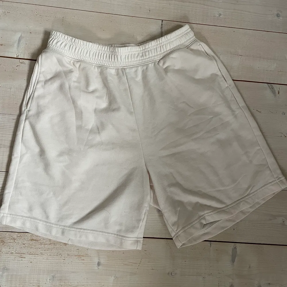 Sköna mjukisshorts från hm i storlek M, väldigt fin färg också❤️ säljer då de inte kommer till användning!. Shorts.