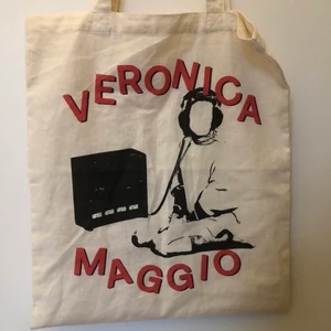 Veronica Maggio tygpåse - Säljer denna jättefina tygkasse som jag köpte på hennes konsert i somras🤍🤍Bara använd en gång!